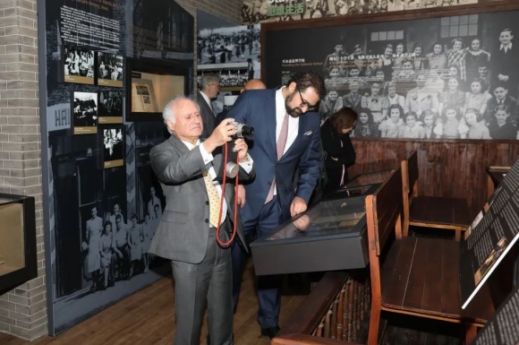 Sir Michael Kadoorie Visiting Shanghai Jewish Refugees Museum